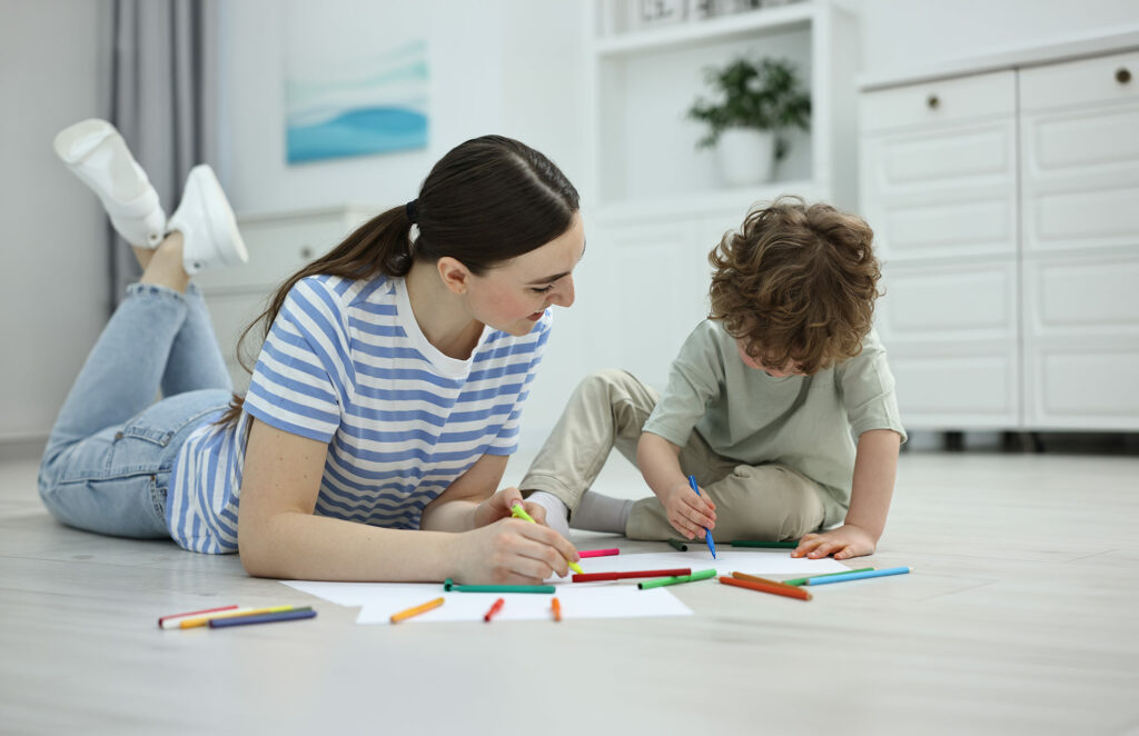 Jeune fille au pair avec enfant