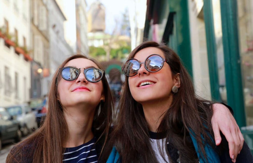 2 jeunes filles en séjour linguistique de courte durée 