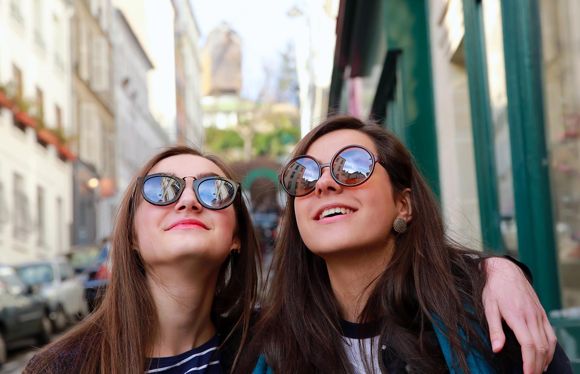 2 jeunes filles en séjour linguistique de courte durée