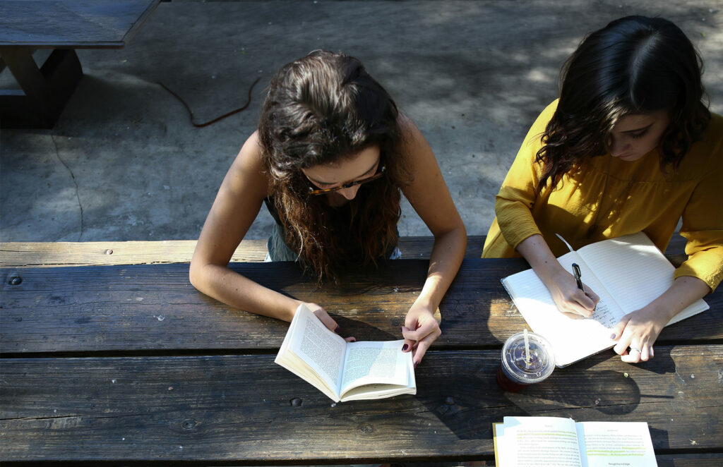 jeunes filles en trains de réviser leurs cours de langue