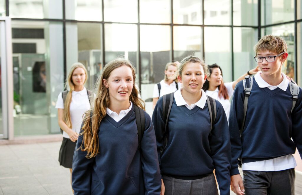 jeunes étudiants dans une école étrangère