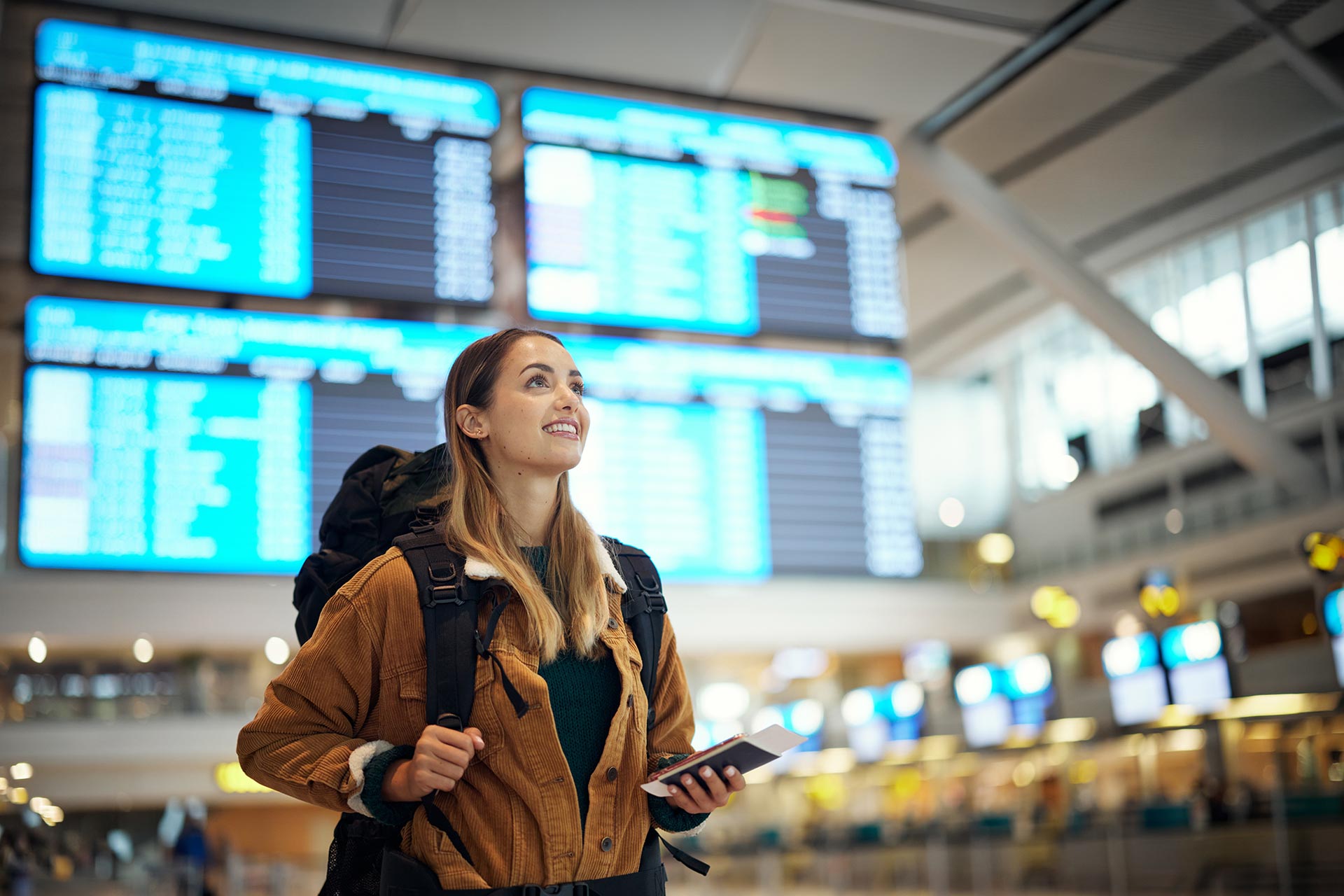 Etudiante souriante à l'aeroport