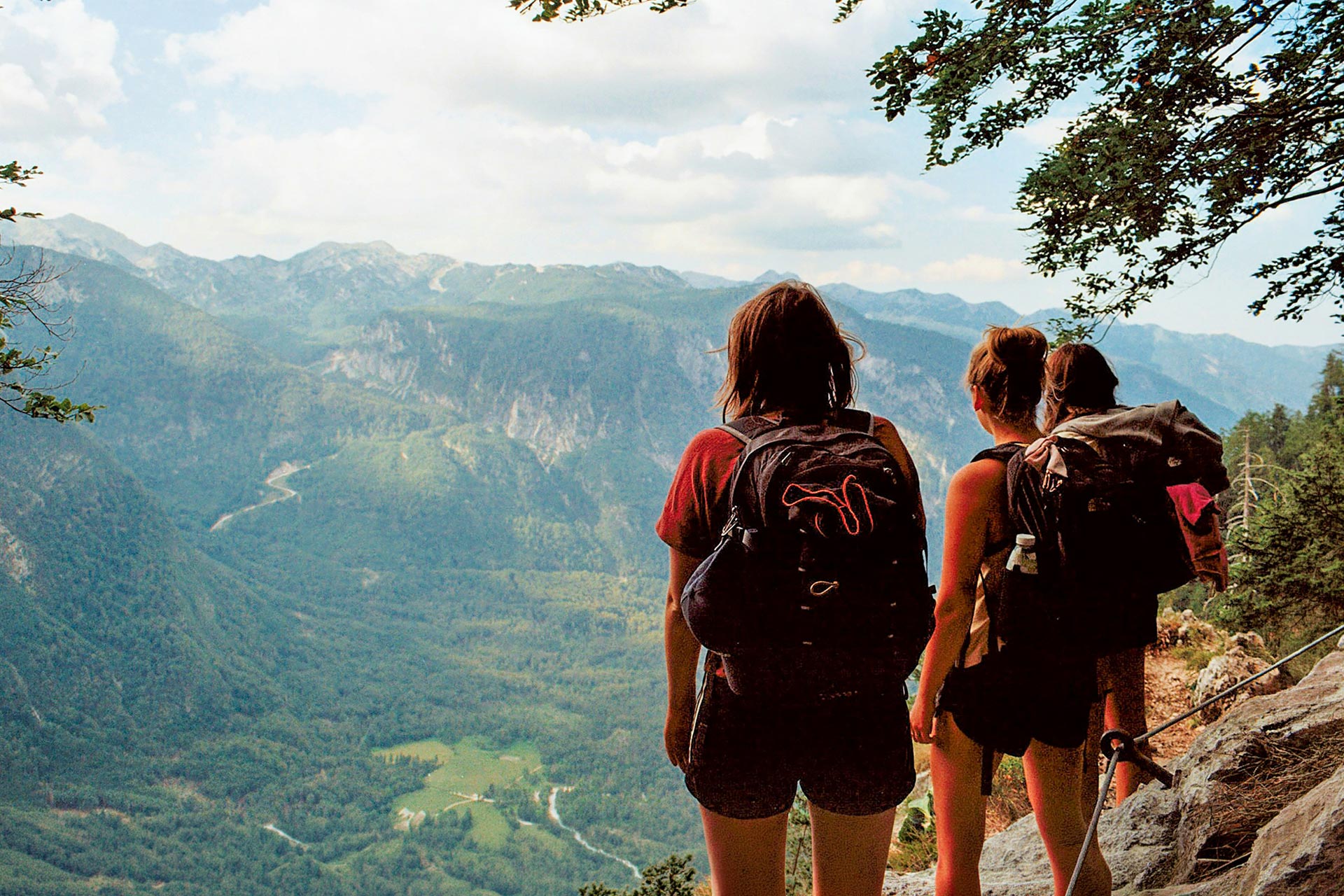 groupe de jeunes qui regarde un paysage naturel d'une falaise