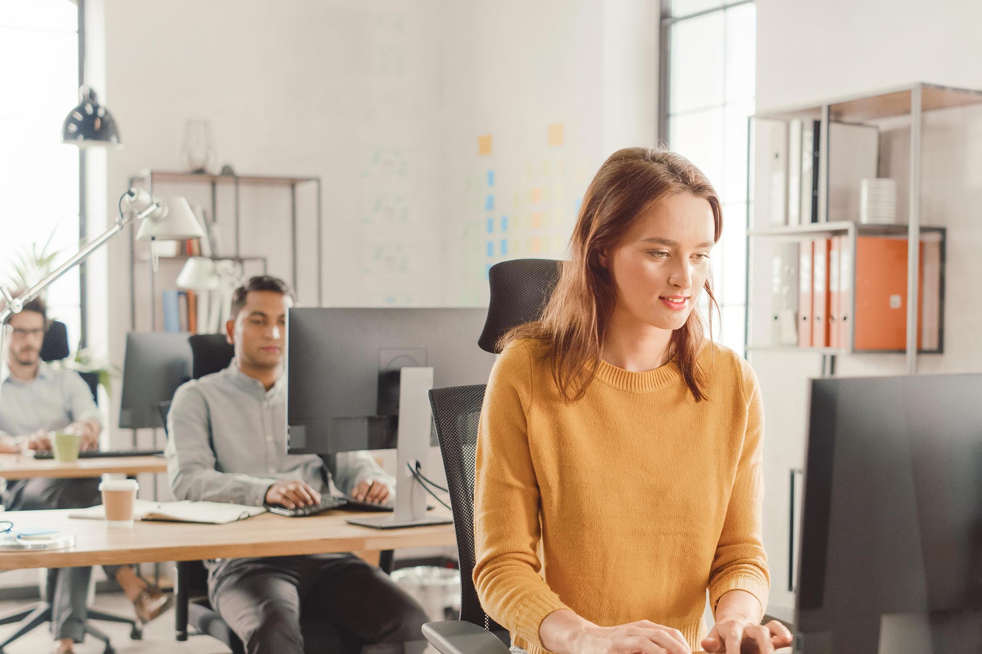 Jeune femme au travail devant son ordinateur