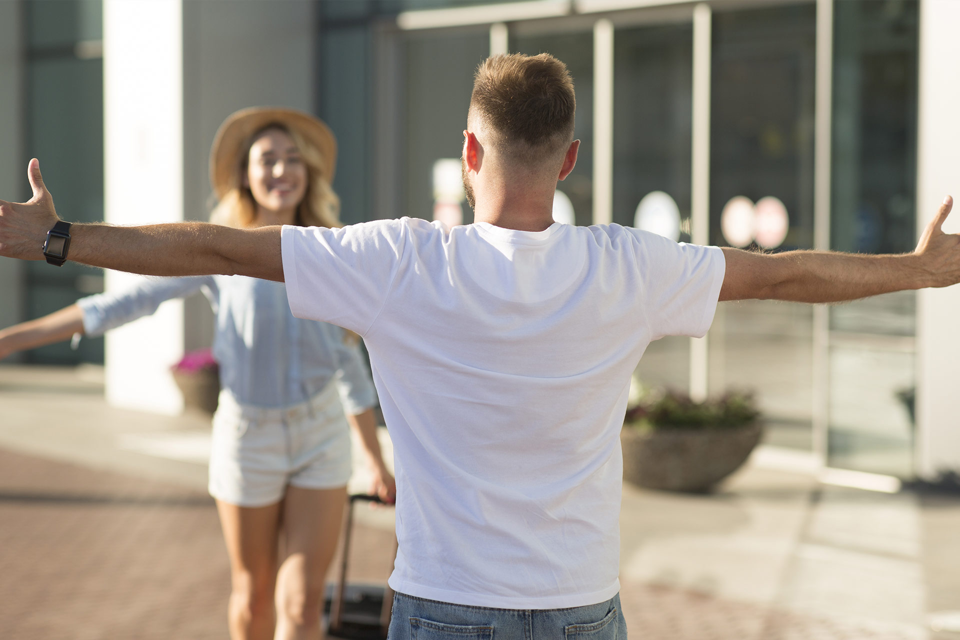 Couple se retrouve à l'aéroport