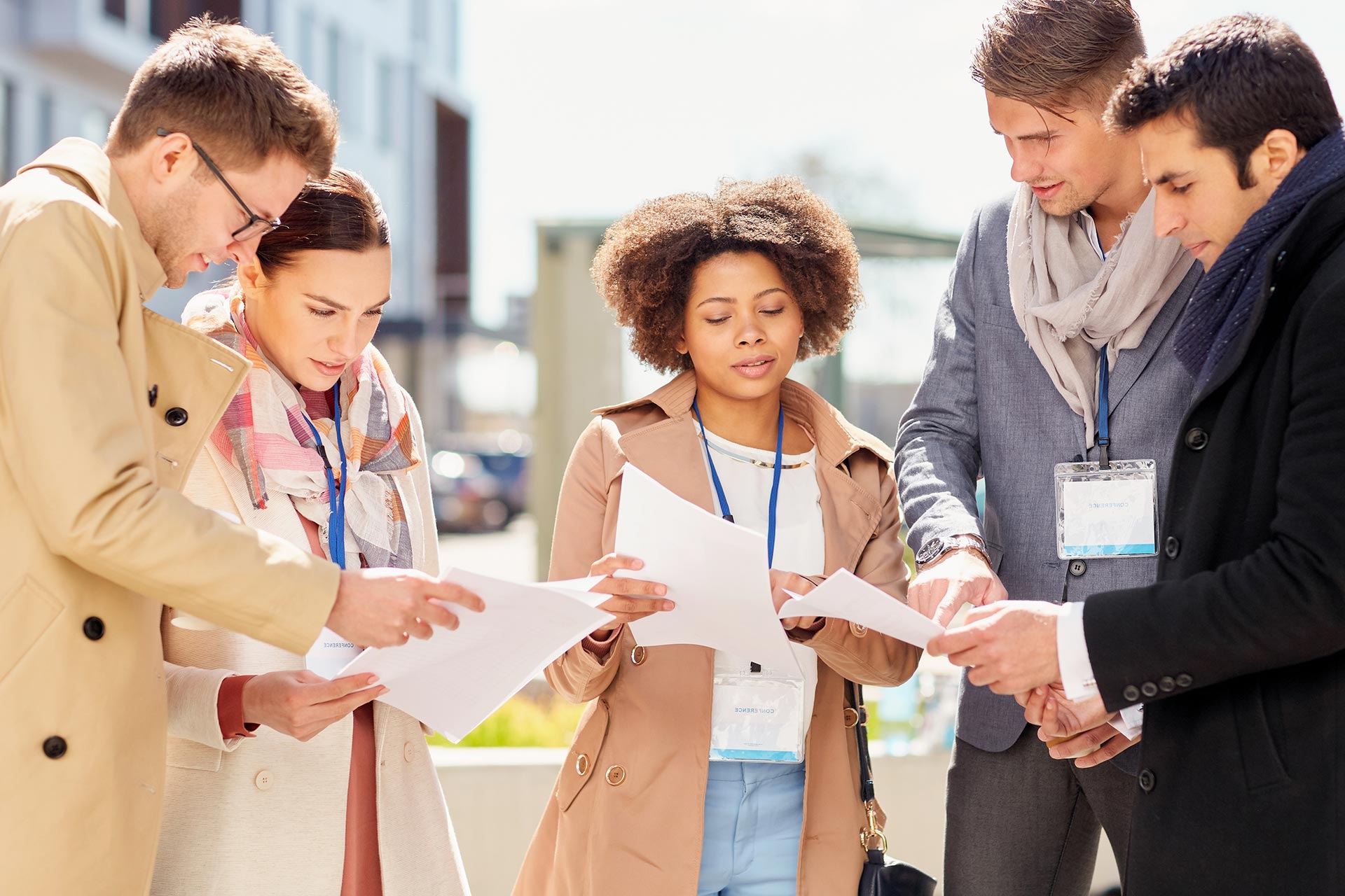 Groupe de personnes comparant leurs notes dans la rue