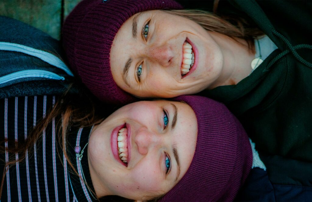 2 jeunes souriants têtes bêches