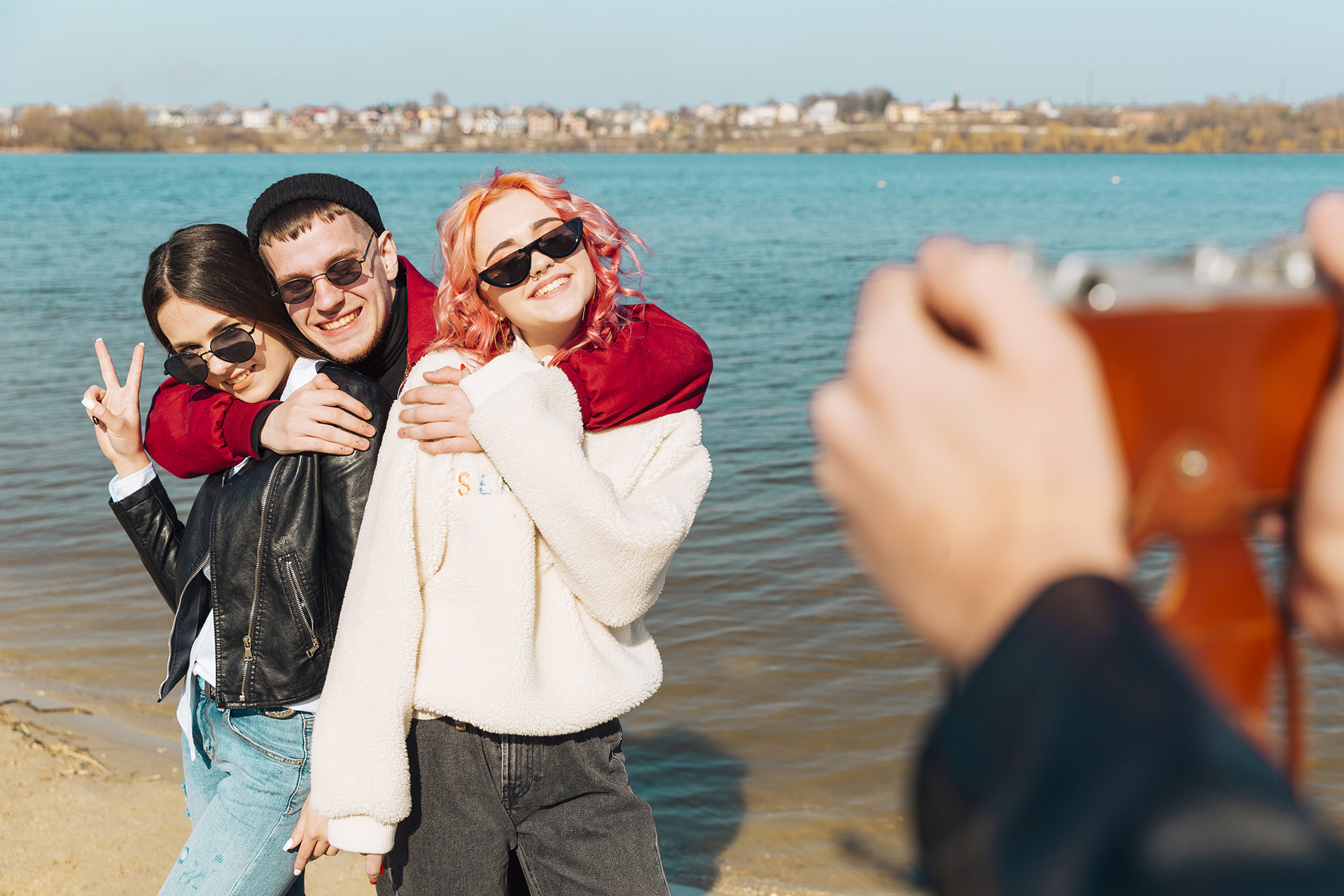 Groupe de jeunes est pris en photo au bord de la mer