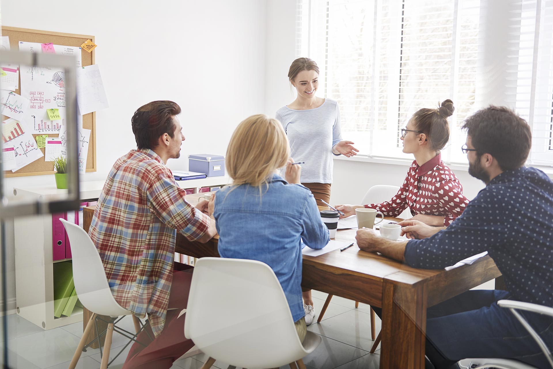 Groupe de professeurs dans la salle de travail