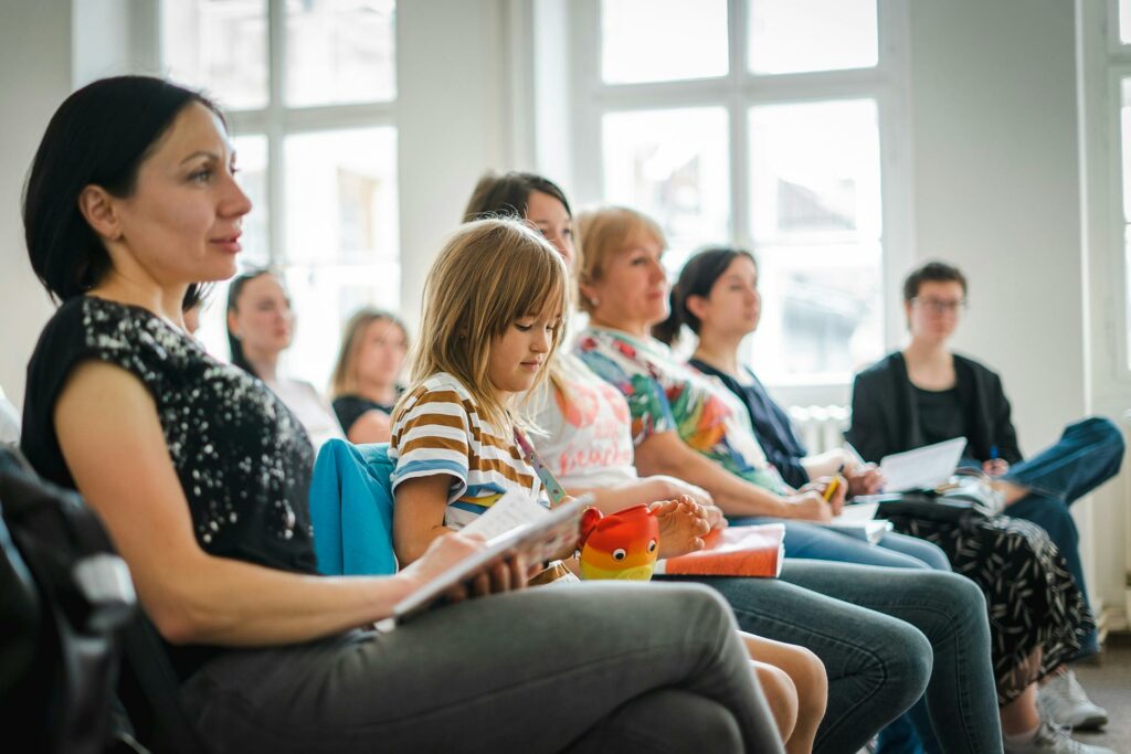 Groupe de parents et d"lève à une réuinon dans une classe d'école